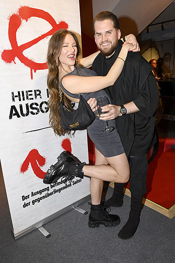 Joelina Drews und Adrian Louis: Eröffnungsevent "House of Banksy – An Unauthorized Exhibition" Ausstellung im B-TWEEN, 1. UG (Ehem. Galeria Kaufhof Stachus) in München am 13.06.2024 (©Agency People Image (c) Michael Tinnefeld)